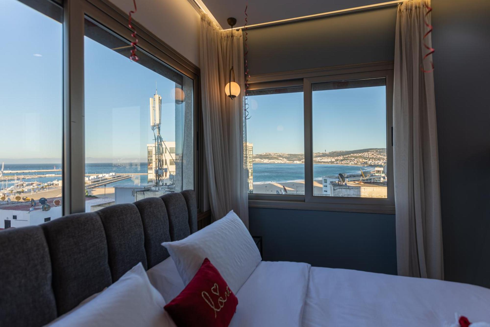 Marina View Residence Luxurious Studio Retreat With Stunning Ocean Views 1 Double Bedroom, 1 Convertible Couch Tanger Eksteriør billede